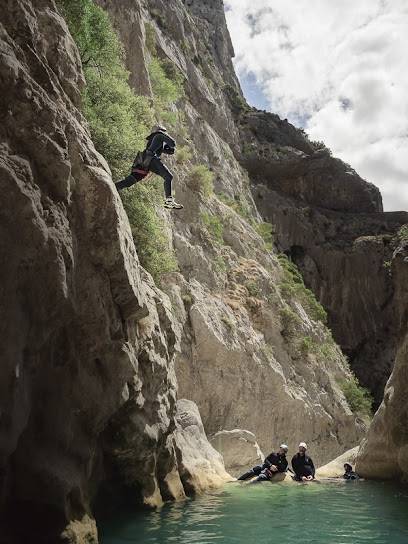 Activité : Oxygen Aventure : Canyoning, Via Ferrata, Spéléologie dans les Pyrénées Orientales et l'Aude