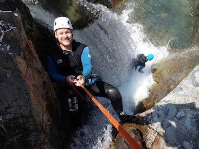 Activité : canyoning spéléo et raquettes Pyrénées autrement