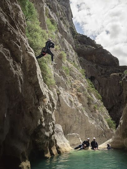 Activité : Oxygen Aventure : Canyoning, Via Ferrata, Spéléologie dans les Pyrénées Orientales et l'Aude