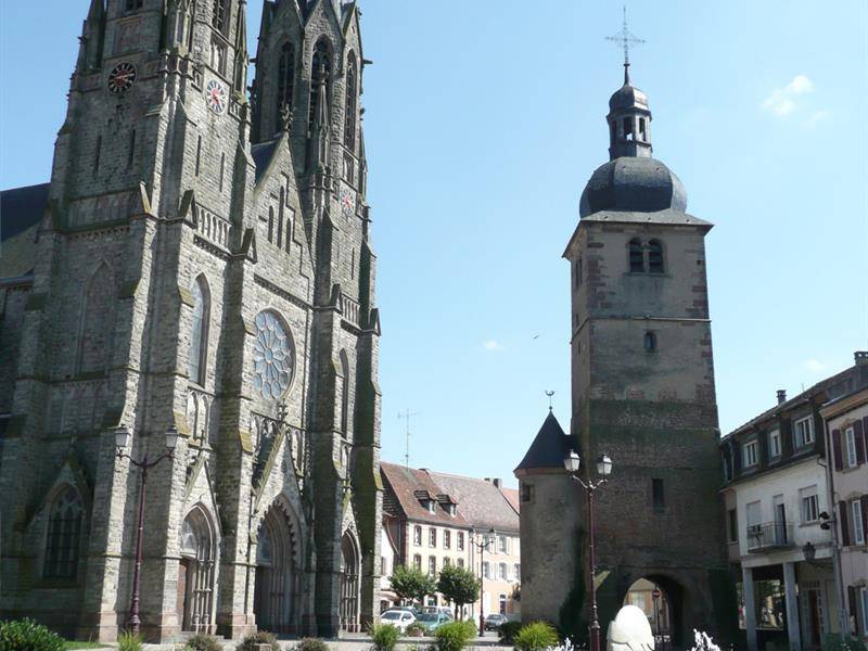 Photo : Cathédrale Saint-Martin et porte d'albe