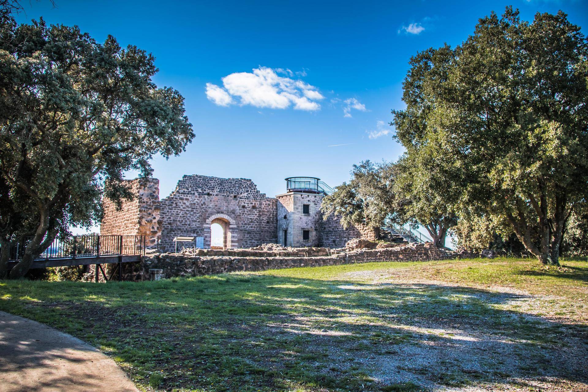 Photo : PANORAMA DE LA TOUR MÉDIÉVALE DE VALROS