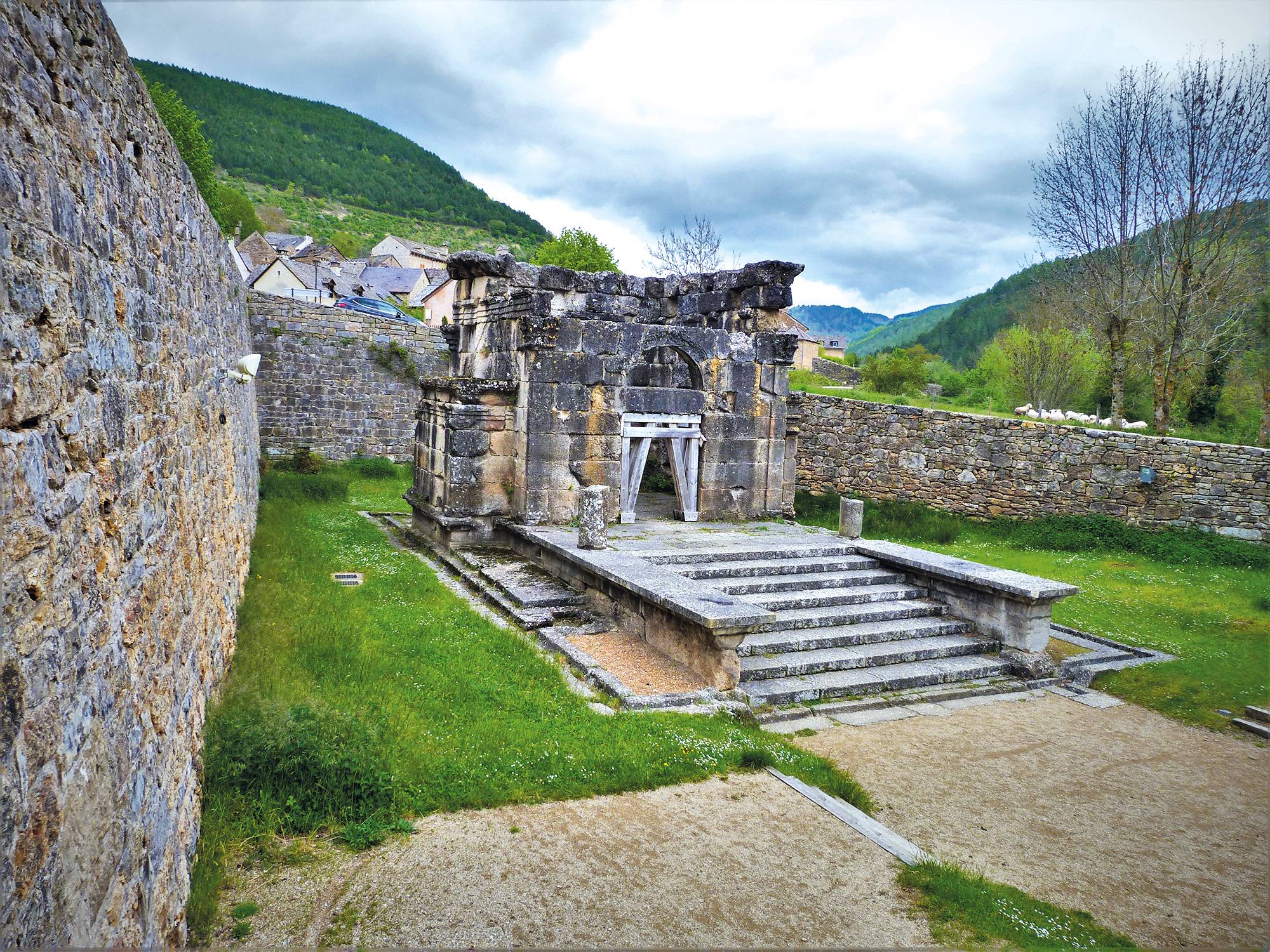 Photo de MAUSOLEE ROMAIN DE LANUEJOLS