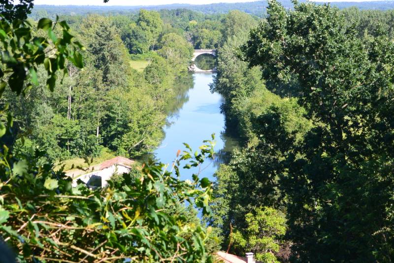 Randonnée : Pêcher sur la Dronne aval en bateau : Parcoul - La Roche Chalais en canoë ou barque sur le biefs