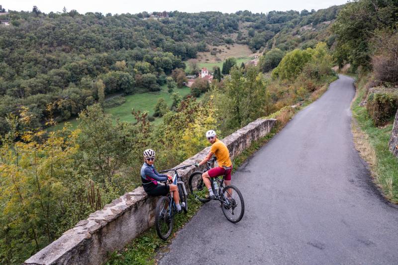 Randonnée : Chemins boisés et plateaux verdoyants près de Figeac