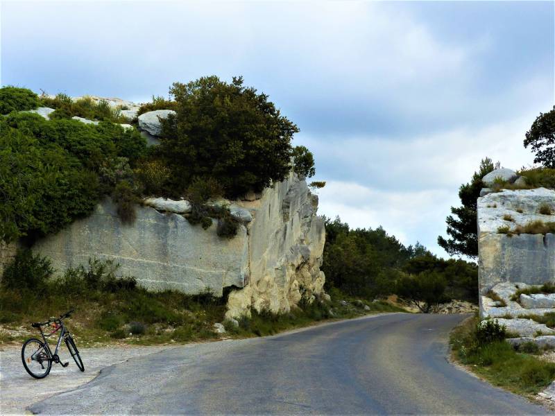 Randonnée : SAINT-RÉMY-DE-PROVENCE - À vélo, les Alpilles par le Val d'Enfer