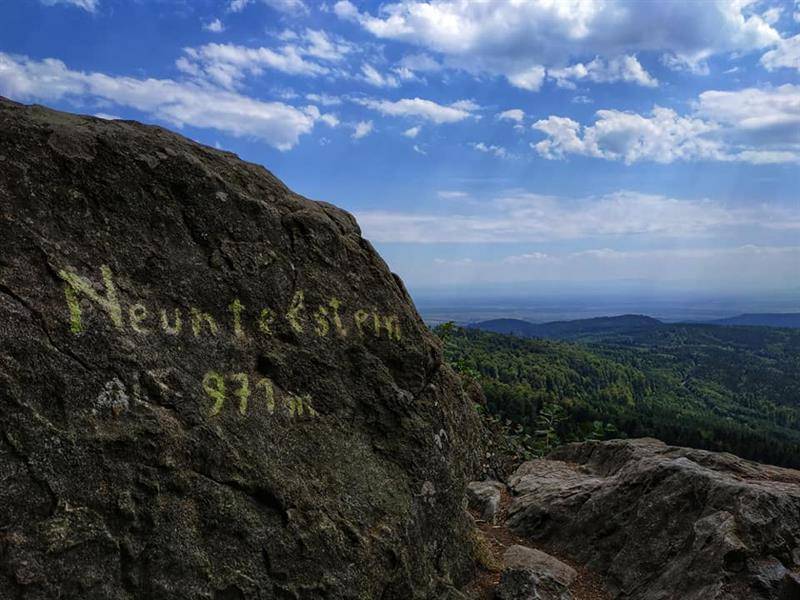 Illustration : Le rocher du Neuntelstein par le chemin des bornes