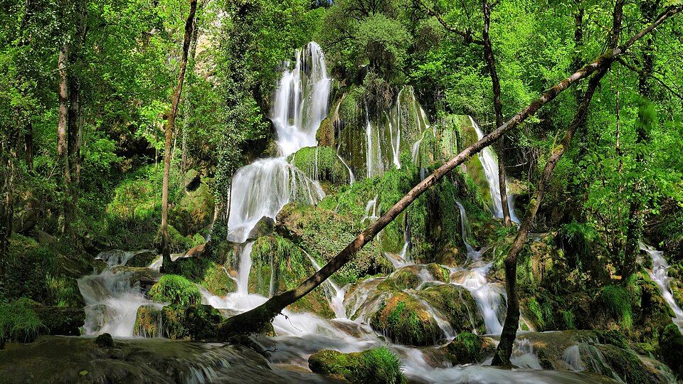 Lieu : Cascade Syratu