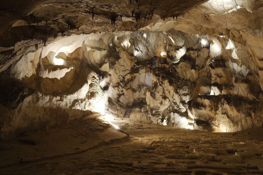 Lieu : Grotte de Lombrives