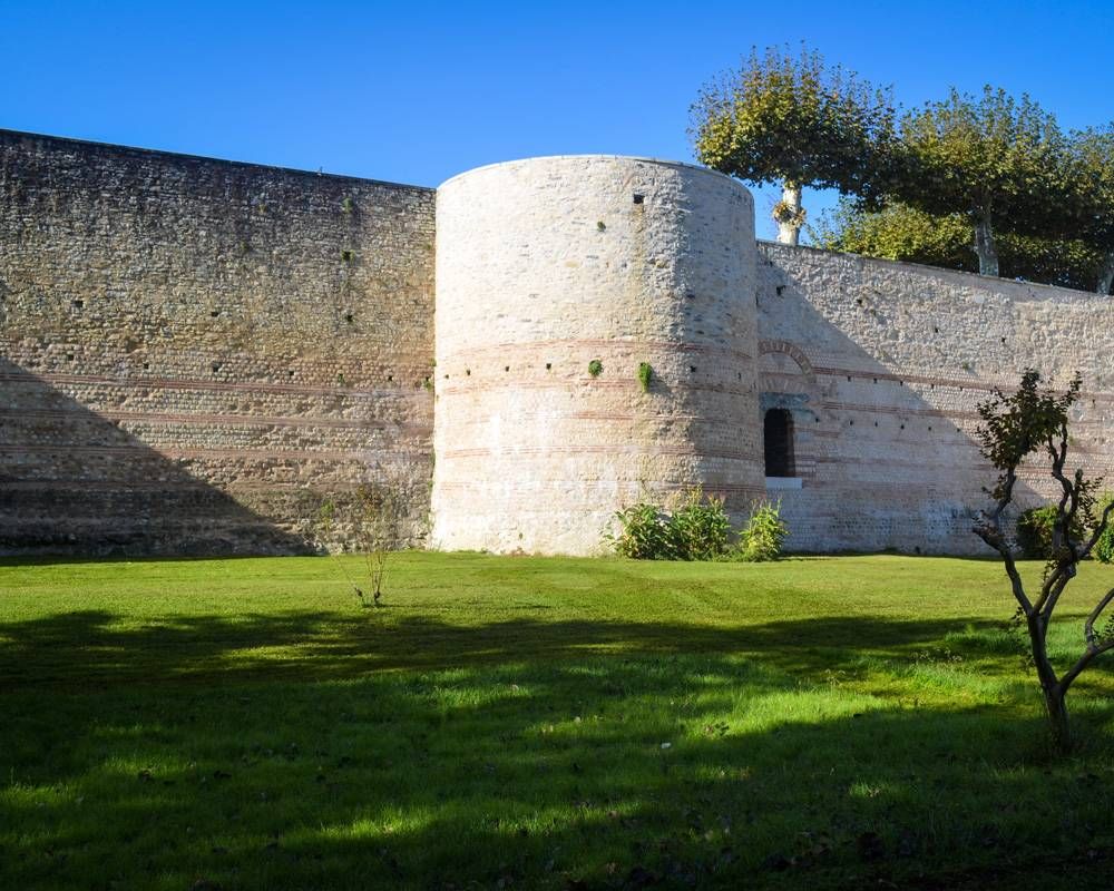 Lieu : Remparts gallo-romains