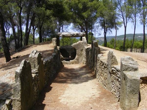 Lieu : LE DOLMEN DES FADES