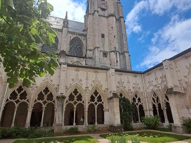 Cloître de la collégiale Saint-Gengoult