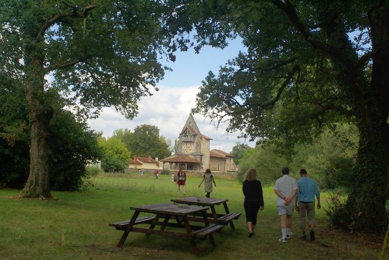 Randonnée : A Belhade, un château, une fontaine guérisseuse et un arbre magique