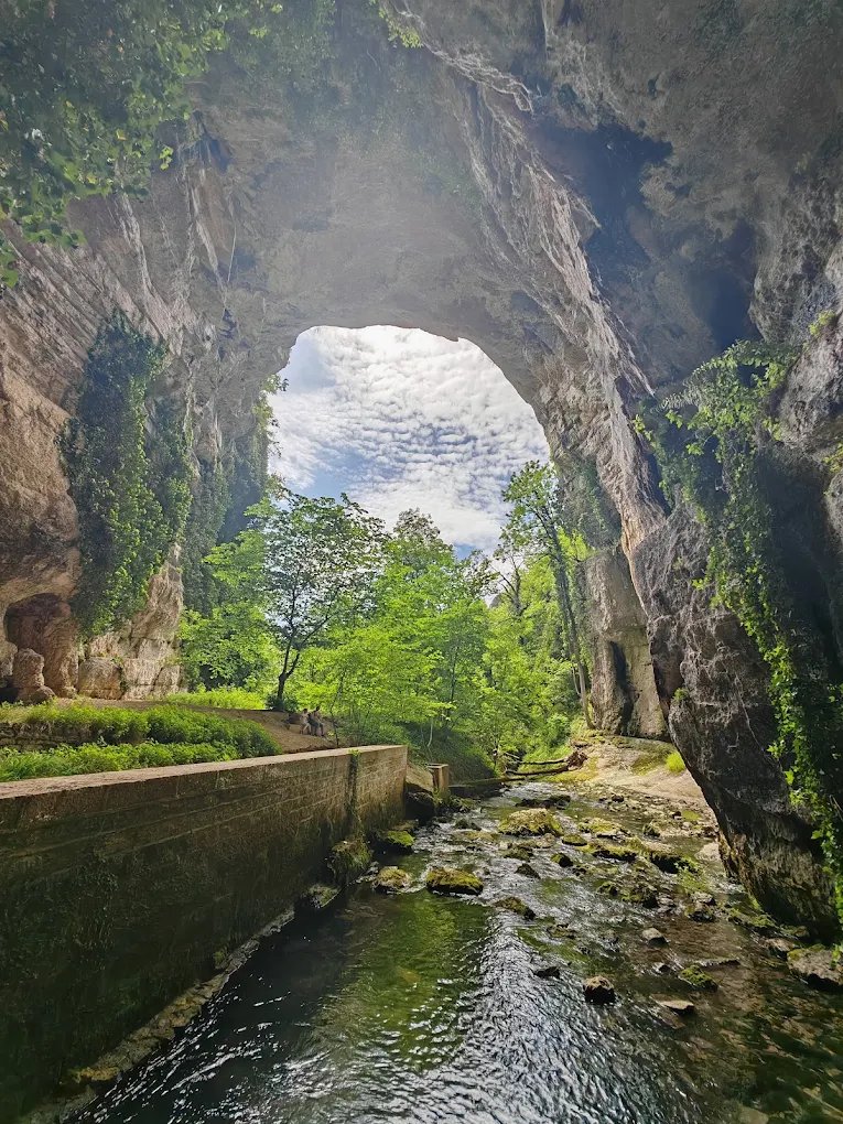 Photo : Grotte et reculée de Corveissiat